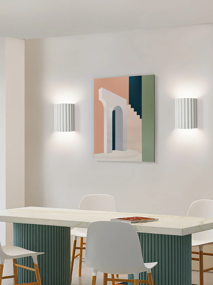 Lampa ścienna z karbowanej żywicy