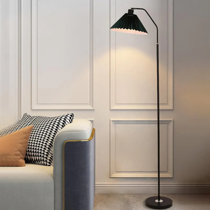 Minimalistyczna lampa stojąca z plisowanym kloszem z tkaniny