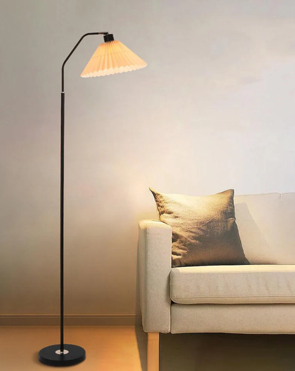 Minimalistyczna lampa stojąca z plisowanym kloszem z tkaniny