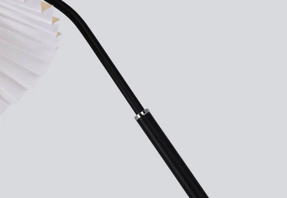 Minimalistyczna lampa stojąca z plisowanym kloszem z tkaniny