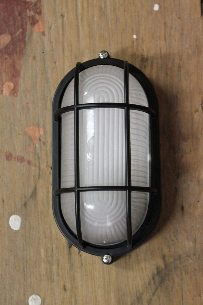 Oválná svítidla Bunker v ochranné kleci